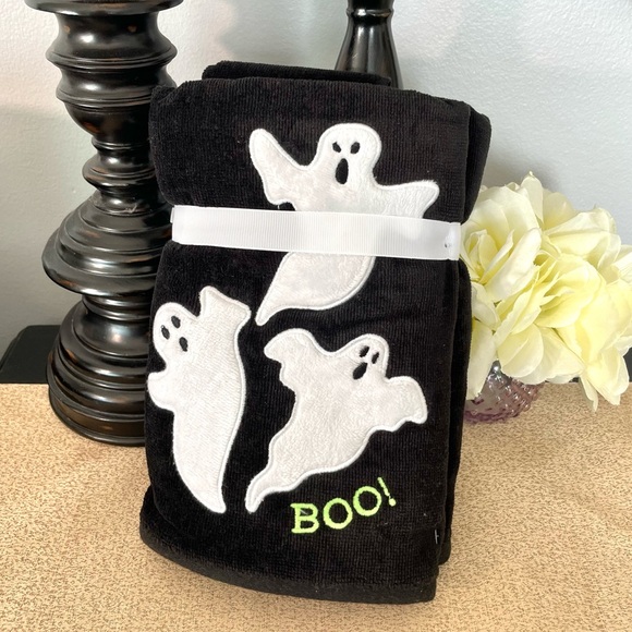 NWT Set of 2 Glow In The Dark Ghost 👻 Hand Towels - Picture 3 of 8